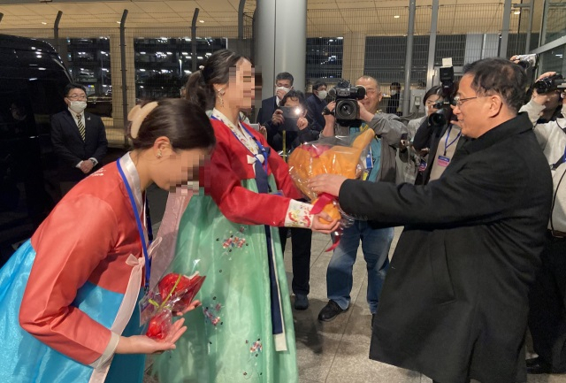 한복을 입은 재일본조선인총연합회(조총련) 여성들이 25일 도쿄 하네다공항에 도착한 북한 여자축구 대표팀 관계자에게 꽃다발을 전달하고 있다. 북한 대표팀은 28일 도쿄에서 일본과 2024 파리 올림픽 최종예선 2차전을 치른다. [연합]