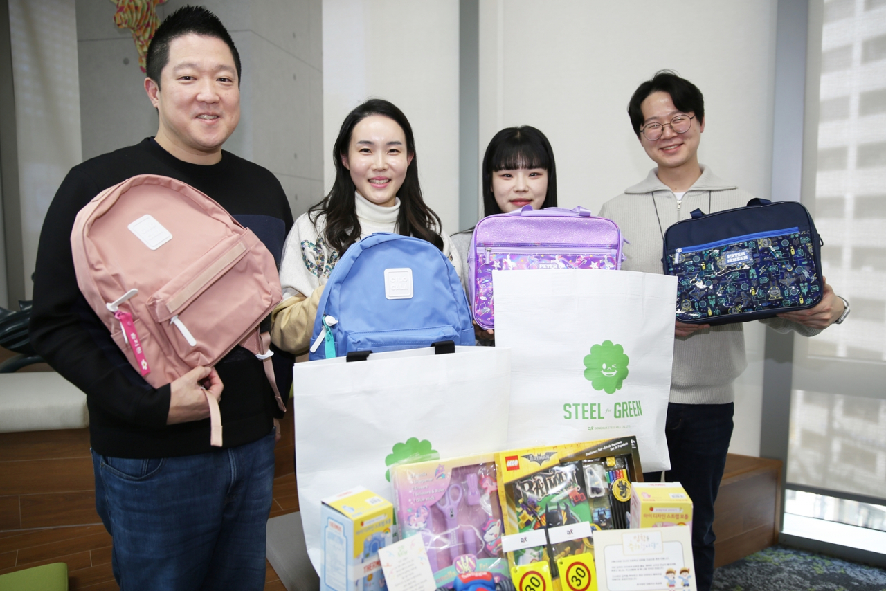 동국제강그룹 임직원이 초등학교 입학 예정 임직원 자녀에 전달할 선물과 함께 기념 촬영을 하는 모습. [동국제강그룹 제공]