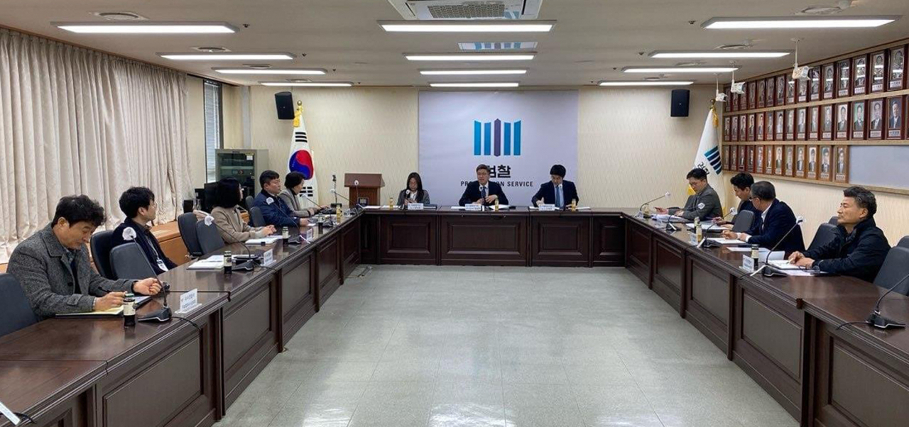 의대 정원 확대에 반대하는 전공의들의 집단사직으로 인해 의료계 혼란이 커지는 가운데 26일 서울 서초구 중앙지방검찰청에서 의료계 불법 집단행동 대응 검경 실무협의회가 열리고 있다.[연합]