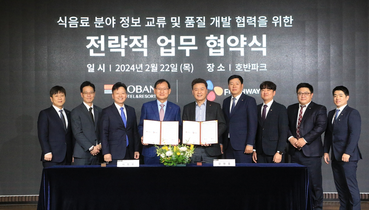 지난 22일 서울 서초구 호반그룹 본사에서 열린 CJ프레시웨이-호반호텔앤리조트가 업무협약식에서 강연중(우측에서 다섯 번째) CJ프레시웨이 FD사업본부장, 배도수(우측에서 네 번째) 급식사업담당, 이정호(좌측에서 네 번째) 호반호텔앤리조트 대표이사, 송원영(좌측에서 두 번째) R&D 팀장 등 주요 관계자가 기념사진을 촬영하고 있다. [CJ프레시웨이 제공]