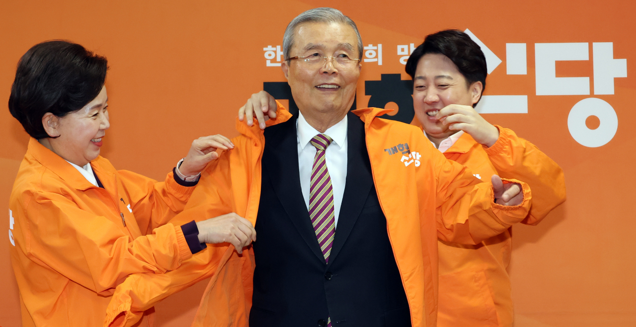 개혁신당 김종인 공천관리위원장이 26일 국회에서 열린 최고위원회의에서 이준석 대표가 전달한 당 옷을 입고 있다. [연합]