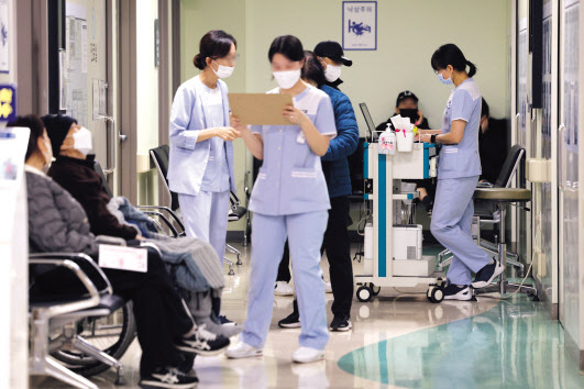 정부가 보건의료재난 위기경보를 최상위 단계인 ‘심각’으로 상향한 23일 서울의 한 대학병원에서 간호사가 분주히 움직이고 있다. [연합]