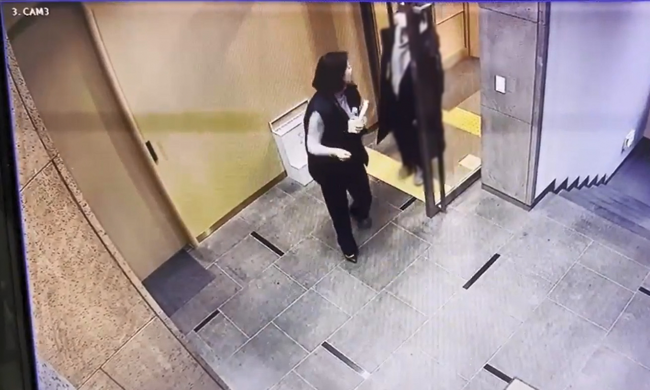배현진 국민의힘 의원(서울 송파을)이 25일 오후 서울 강남구 신사동의 한 건물에서 괴한에게 습격 당하는 장면이 담긴 CCTV 화면을 배 의원실이 공개했다. [연합]