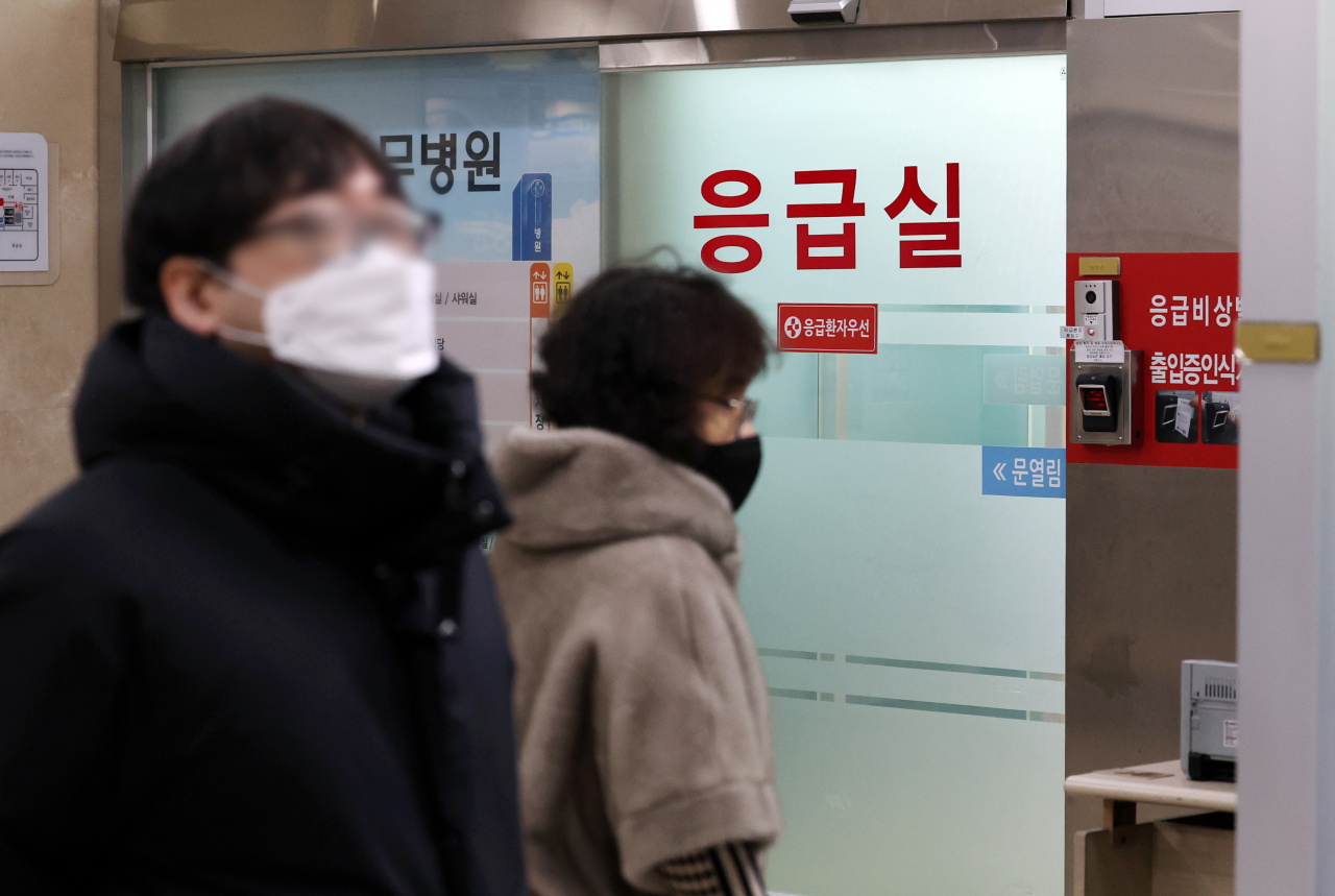 정부의 의대 정원 증원 정책에 반발한 전공의들의 사직 사태가 이어지고 있는 26일 광주 서구 한 2차 병원 응급실 앞에서 내원객이 대기하고 있다. 연합뉴스