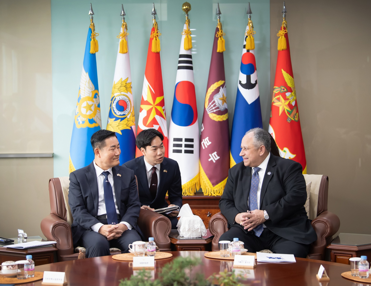 신원식 국방부장관이 26일 국방부에서 카를로스 델 토로 미 해군성장관과 한반도 및 역내 안보정세, 대북 공조방안, 방위산업 협력 방안 등에 대해 의견을 나누고 있다.[국방부 제공]