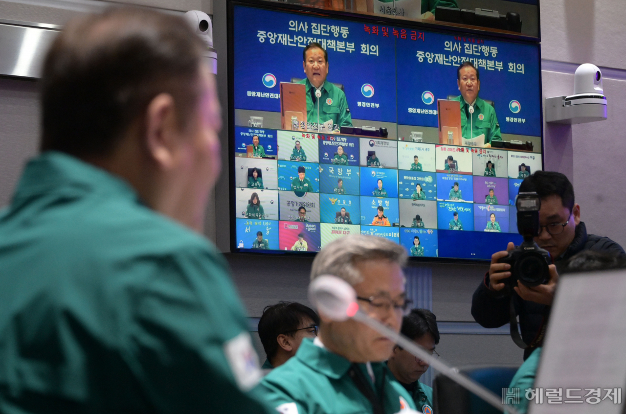 이상민 행정안전부 장관이 26일 서울 종로구 정부서울청사에서 열린 의사 집단행동 중앙재난안전대책본부 회의에 참석해 모두발언을 하고. 임세준 기자