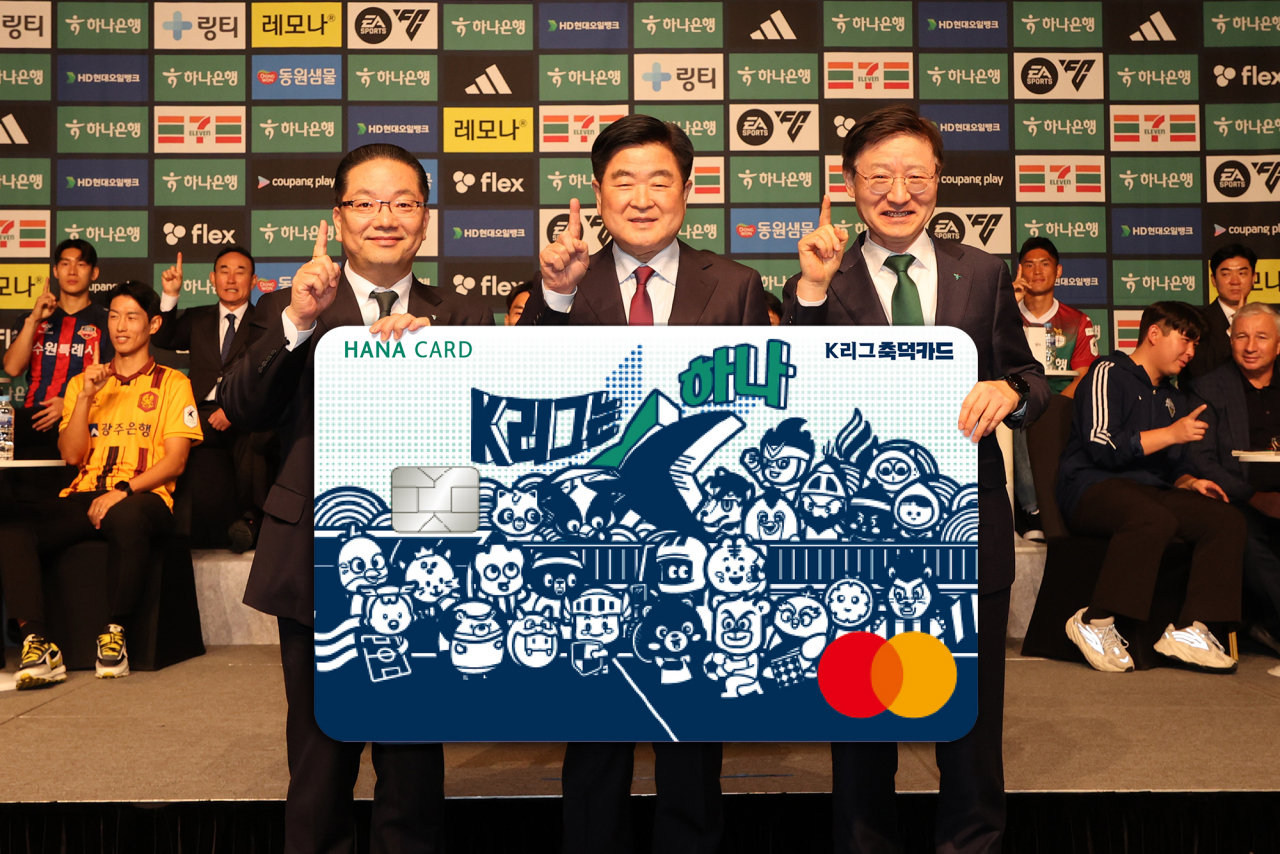 하나은행이 26일 서울시 중구 더프라자 호텔에서 하나카드, 프로축구연맹과 함께 진행한 K리그 축덕카드 시즌2 출시 행사에서 이승열(오른쪽) 하나은행장과 이호성(왼쪽) 하나카드 사장, 권오갑 프로축구연맹 총재가 새로운 카드 디자인이 담긴 피켓을 들고 기념촬영을 하고 있다. [하나은행 제공]