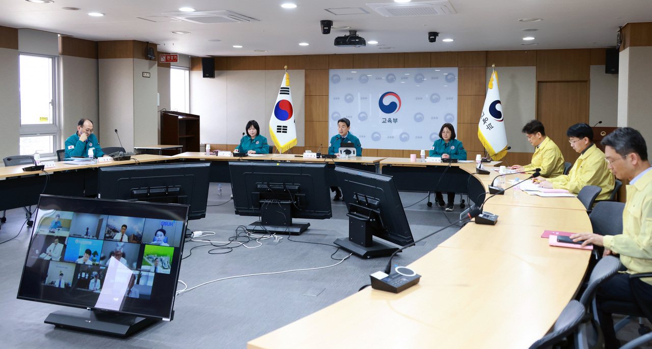 이주호 사회부총리 겸 교육부 장관이 26일 정부세종청사에서 국립대병원장 10명과 긴급 영상 간담회를 갖고 있다. [교육부 제공]