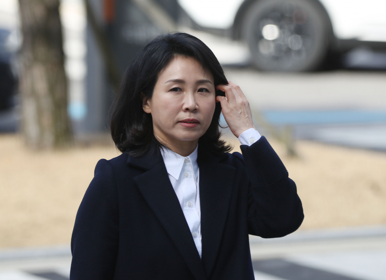 2022년 제20대 대통령 선거와 관련한 공직선거법 위반 혐의로 재판에 넘겨진 더불어민주당 이재명 대표의 배우자 김혜경 씨가 지난 2월 26일 오후 경기 수원지법에서 열린 첫 재판에 출석하기 위해 법원으로 이동하고 있다. 김씨는 이 대표의 당내 대선 후보 경선 출마 선언 후인 2021년 8월 2일 서울 모 음식점에서 당 관련 인사 3명 및 자신의 운전기사·변호사 등에게 총 10만원 상당의 식사를 제공한 혐의를 받는다. [연합]
