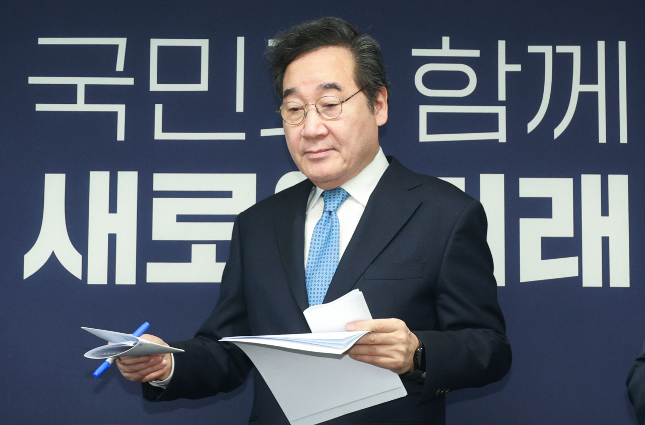 새로운미래 이낙연 공동대표가 26일 오전 서울 여의도 새로운미래 당사에서 열린 책임위원회의에서 입장하고 있다. [연합]