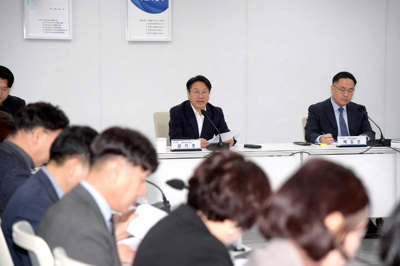 광주시는 26일 시청 소회의실에서 강기정 시장과 관련 부서장이 참석한 가운데 ‘2024년 걷고 싶은 길 분야 업무보고회’를 개최했다.