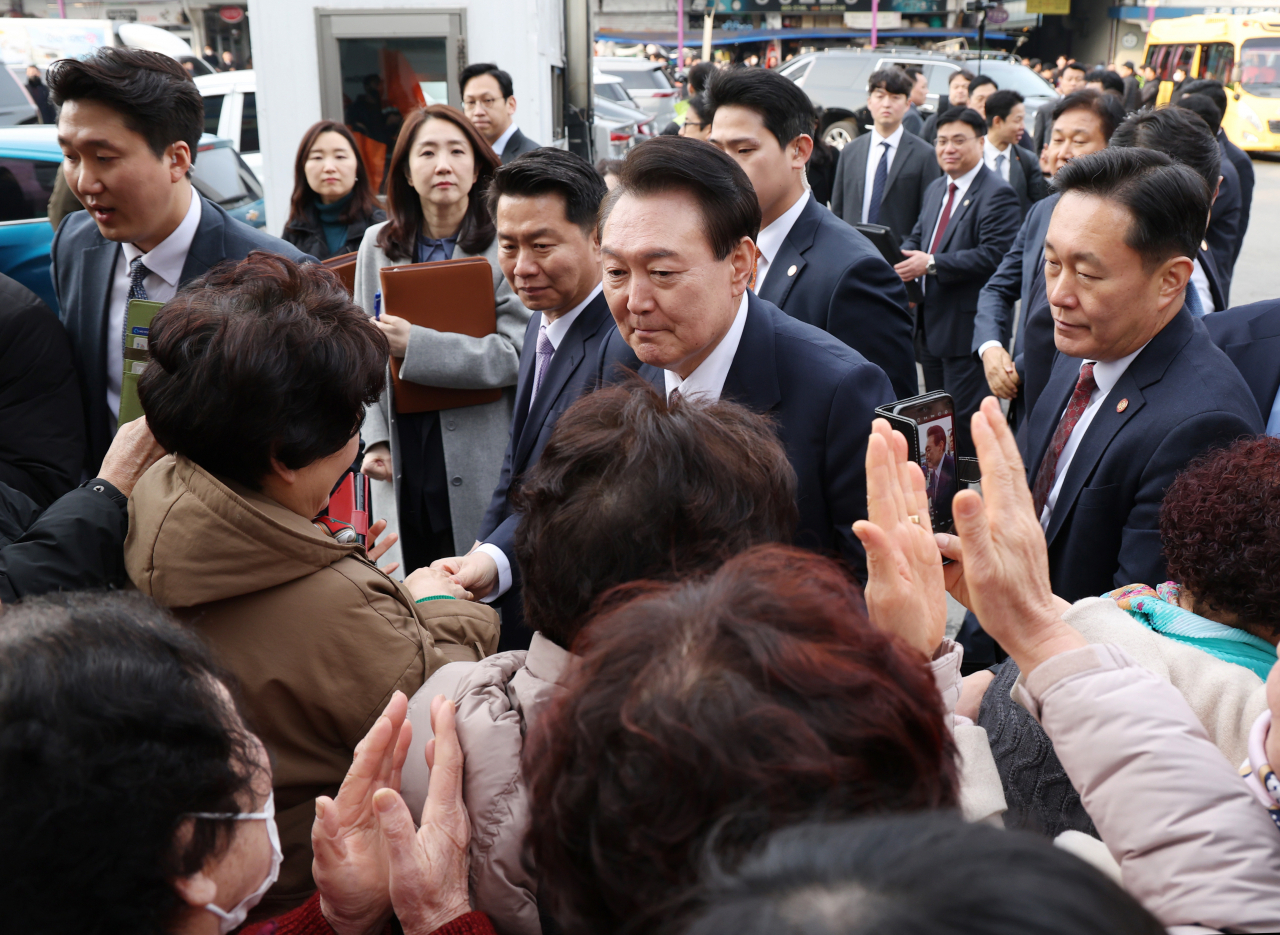 윤석열 대통령이 26일 충남 서산 동부 전통시장을 방문해 시민들과 인사하고 있다. [연합]