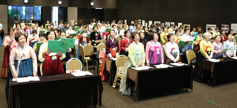 지난 24~25일 경기도 화성 라비돌리조트에서 열린 한국차문화협회 주최 ‘제62회 인성차문화 예절지도사 동계연수회’에 참가한 400여 명이 행사를 하고 있다.〈㈔한국차문화협회 제공〉