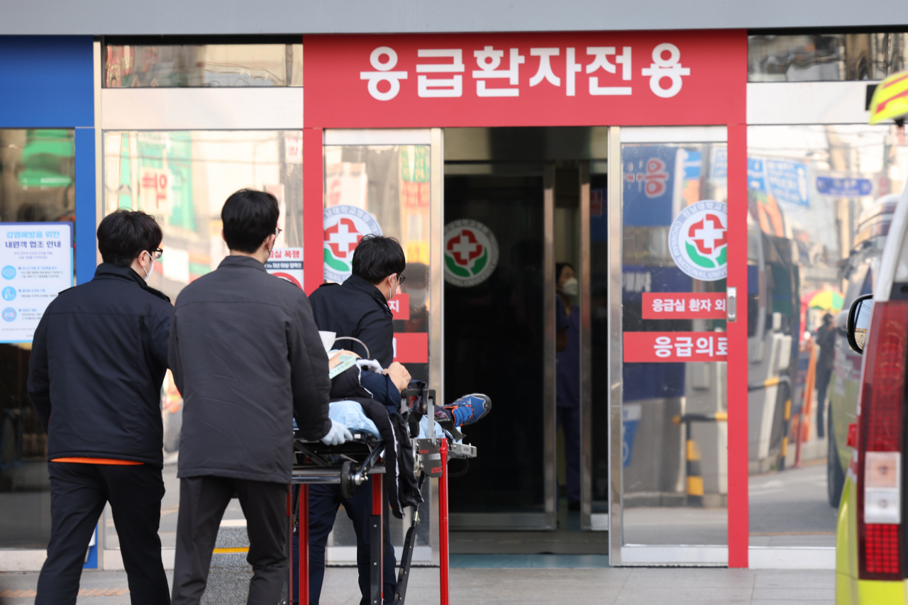 26일 광주 동구 전남대병원 응급실 앞에서 119 구급대가 위급환자를 이송하고 있다. [연합]