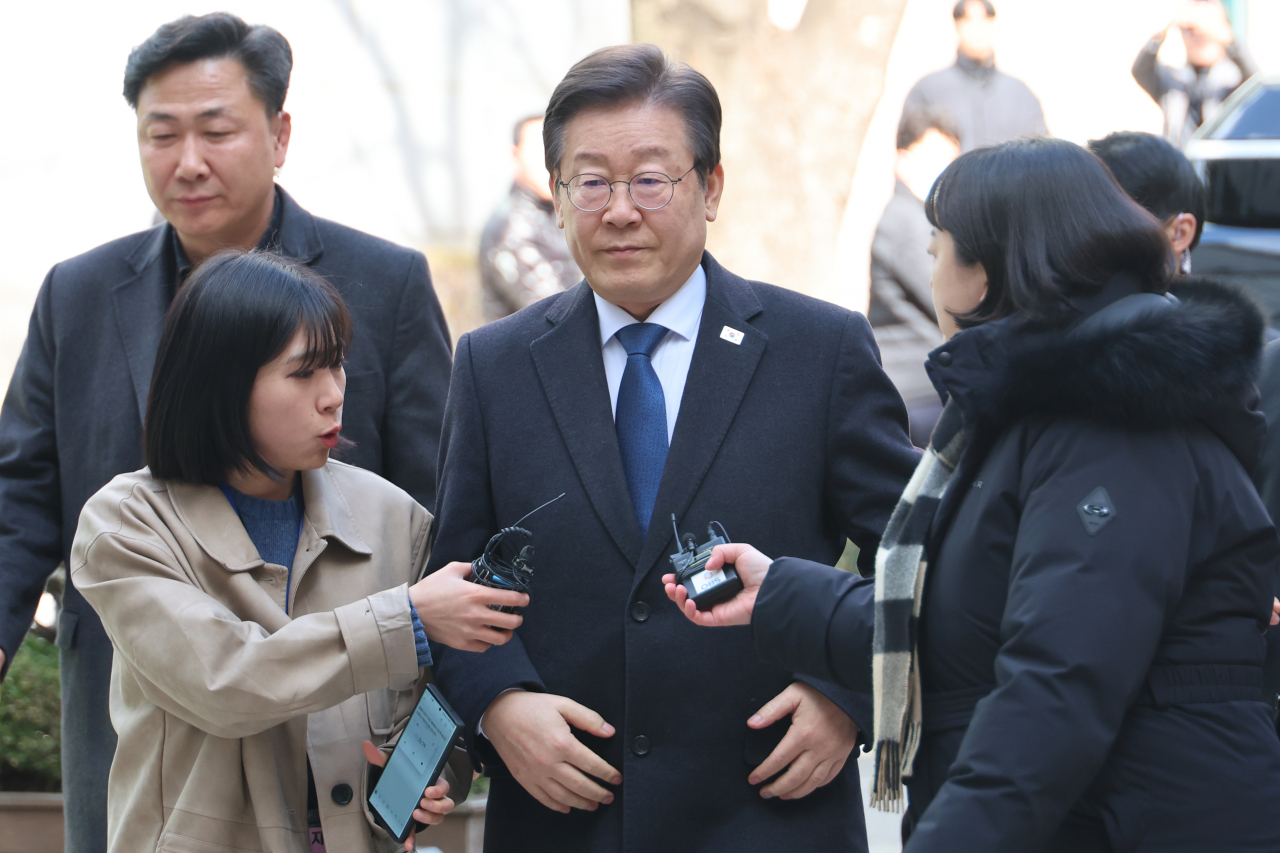 이재명 더불어민주당 대표가 26일 오후 서울 서초구 서울중앙지법에서 열린 공직선거법 위반 혐의 관련 1심 속행공판에 출석하고 있다. [연합]