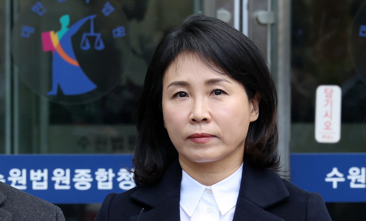 이재명 대표의 배우자 김혜경 씨가 26일 오후 경기 수원지법에서 열린 첫 재판을 마치고 청사를 빠져나오고 있다. 김씨는 이 대표의 당내 대선 후보 경선 출마 선언 후인 2021년 8월 2일 서울 모 음식점에서 당 관련 인사 3명 및 자신의 운전기사·변호사 등에게 총 10만원 상당의 식사를 제공한 혐의를 받는다. [연합]