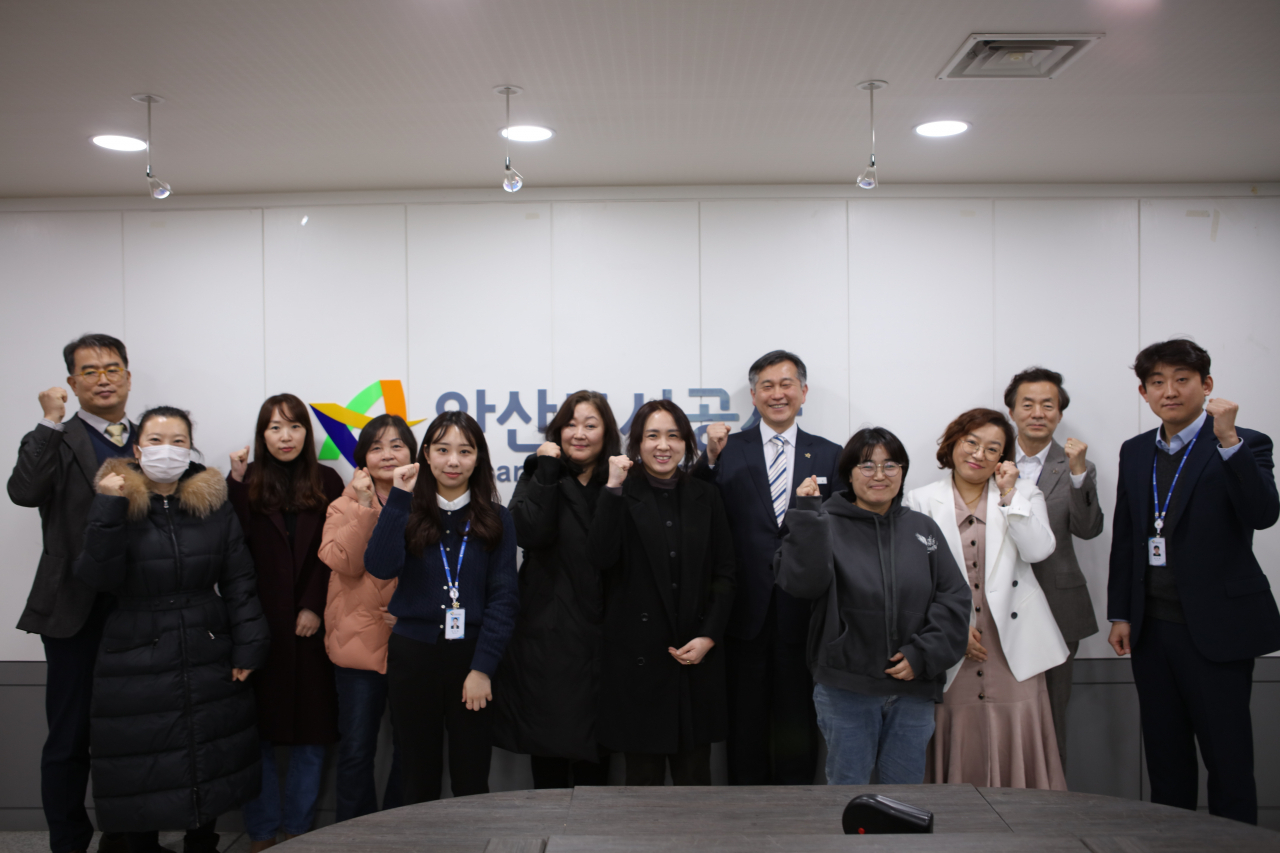 허숭 안산도시공사 사장(오른쪽 다섯 번째)과 시민참여혁신단 등이 기념촬영을 하고 있다.[안산도시공사 제공]