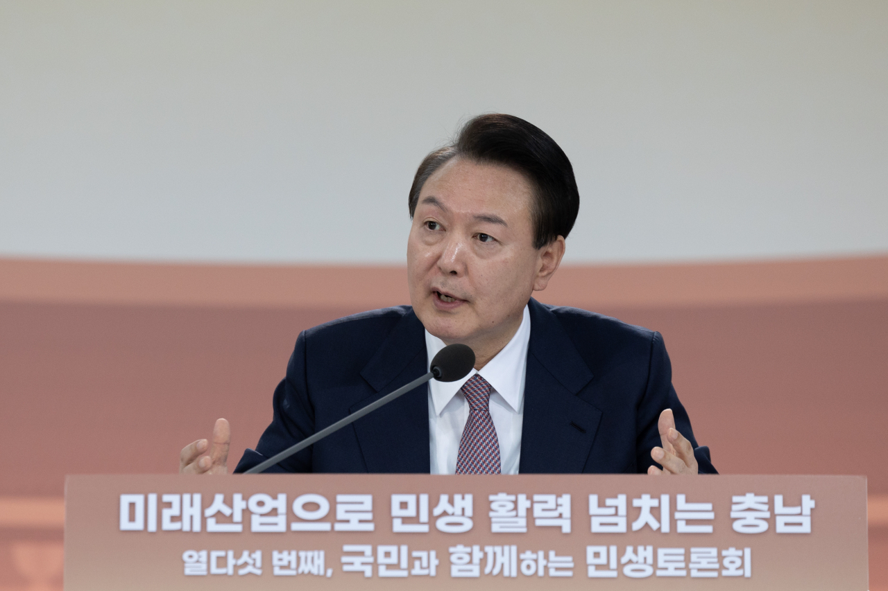 윤석열 대통령이 26일 충남 서산비행장에서 ‘미래산업으로 민생활력 넘치는 충남’을 주제로 열린 열다섯 번째 ‘국민과 함께하는 민생토론회’에서 발언하고 있다. [연합]