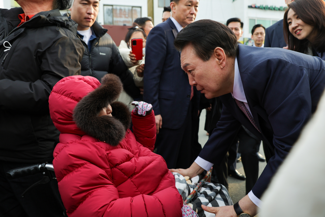 윤석열 대통령이 26일 충남 서산 동부 전통시장을 방문해 시민, 상인들을 만나 인사하고 있다. [연합]