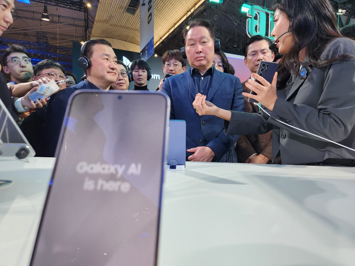 모바일월드콩그레스(MWC) 2024가 스페인 바르셀로나에서 열리고 있는 가운데, 삼성전자 부스를 방문한 최태원(오른쪽) SK 회장이 노태문(왼쪽) 삼성전자 MX부문 사업부장(사장)과 전시 설명을 듣고 있다. [이영기 기자]