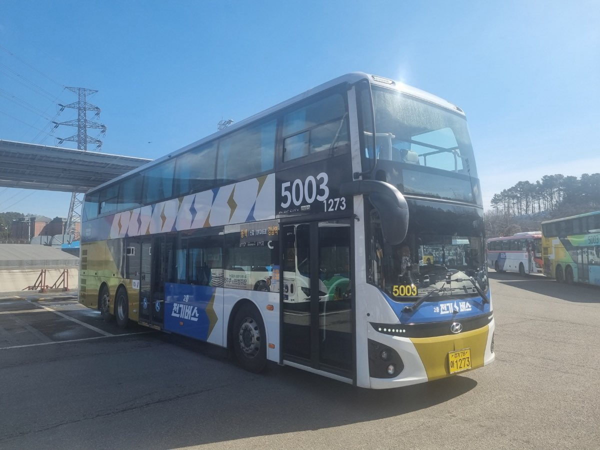용인에서 강남역 방면을 운행하는 5003번 2층 전기버스.[용인시 제공]