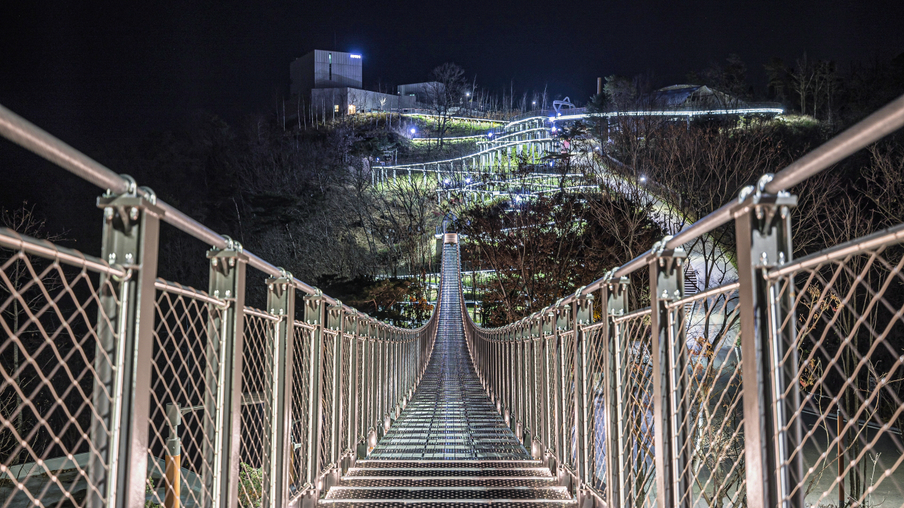 애기봉평화생태공원 내 전망대로 가는 산책로 [사진=김포시 제공]