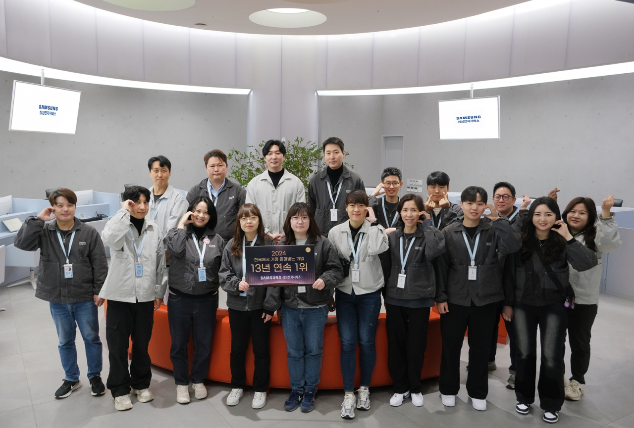 삼성강남 서비스센터 엔지니어들이 ‘2024 한국에서 가장 존경받는 기업’ 1위 선정을 기념해 촬영하고 있다. [삼성전자서비스 제공]