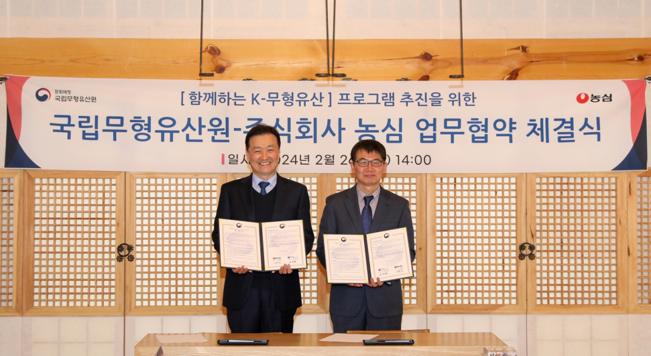 지난 26일 경복궁 흥복전에서 열린 농심과 국립무형유산원의 업무협약식에서 이병학(왼쪽부터) 농심 대표이사, 문영철 국립무형유산원 원장직무대리가 기념사진을 촬영하고 있다. [농심 제공]