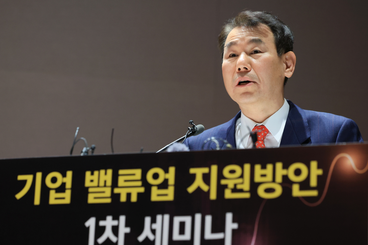 정은보 한국거래소 이사장이 지난 26일 오전 서울 영등포구 여의도 한국거래소 컨퍼런스홀에서 열린 ‘한국 증시 도약을 위한 기업 밸류업 지원방안 1차 세미나’에 참석해 인사말하고 있다. [연합]