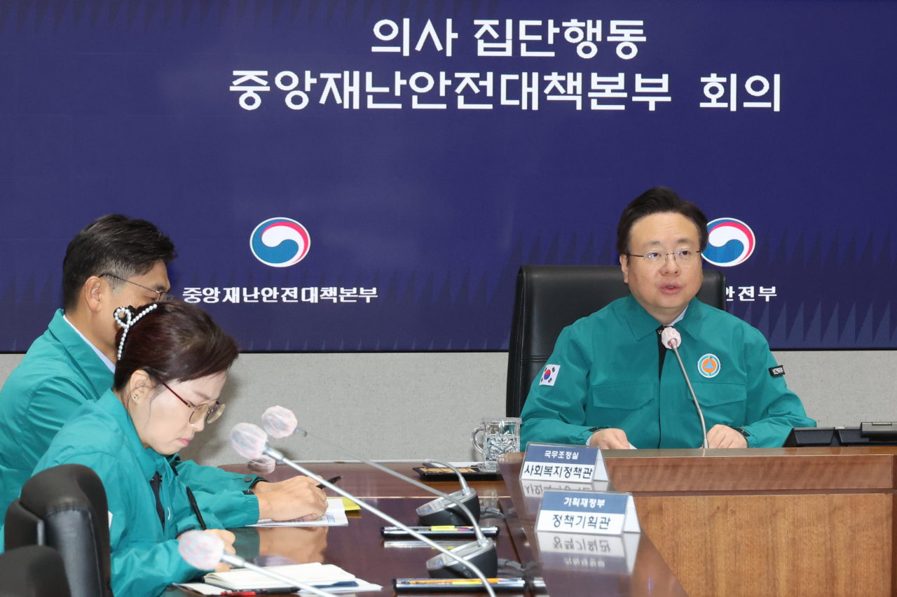 조규홍 ‘의사 집단행동 중앙재난안전대책본부(중대본)’ 1차장(보건복지부 장관)이 26일 오전 서울 종로구 정부서울청사에서 중대본 회의를 주재하고 있다.[연합]