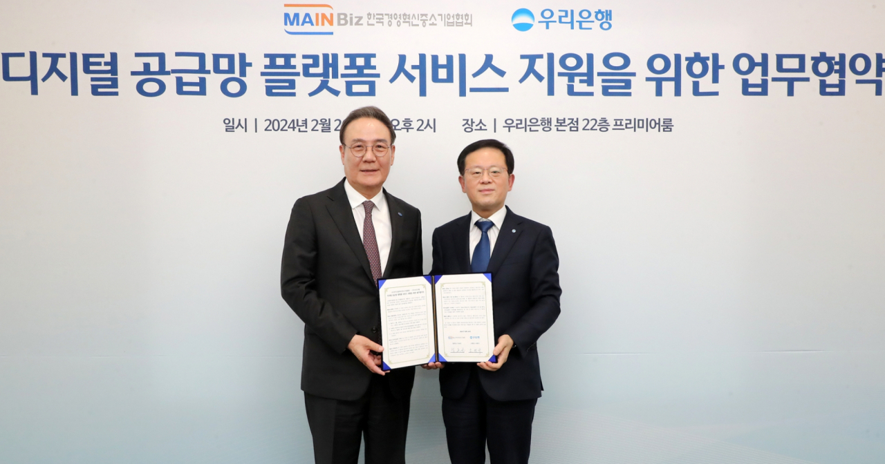 조병규(오른쪽) 우리은행장과 석용찬 한국경영혁신중소기업협회장이 기념촬영을 하고 있다.[우리은행 제공]