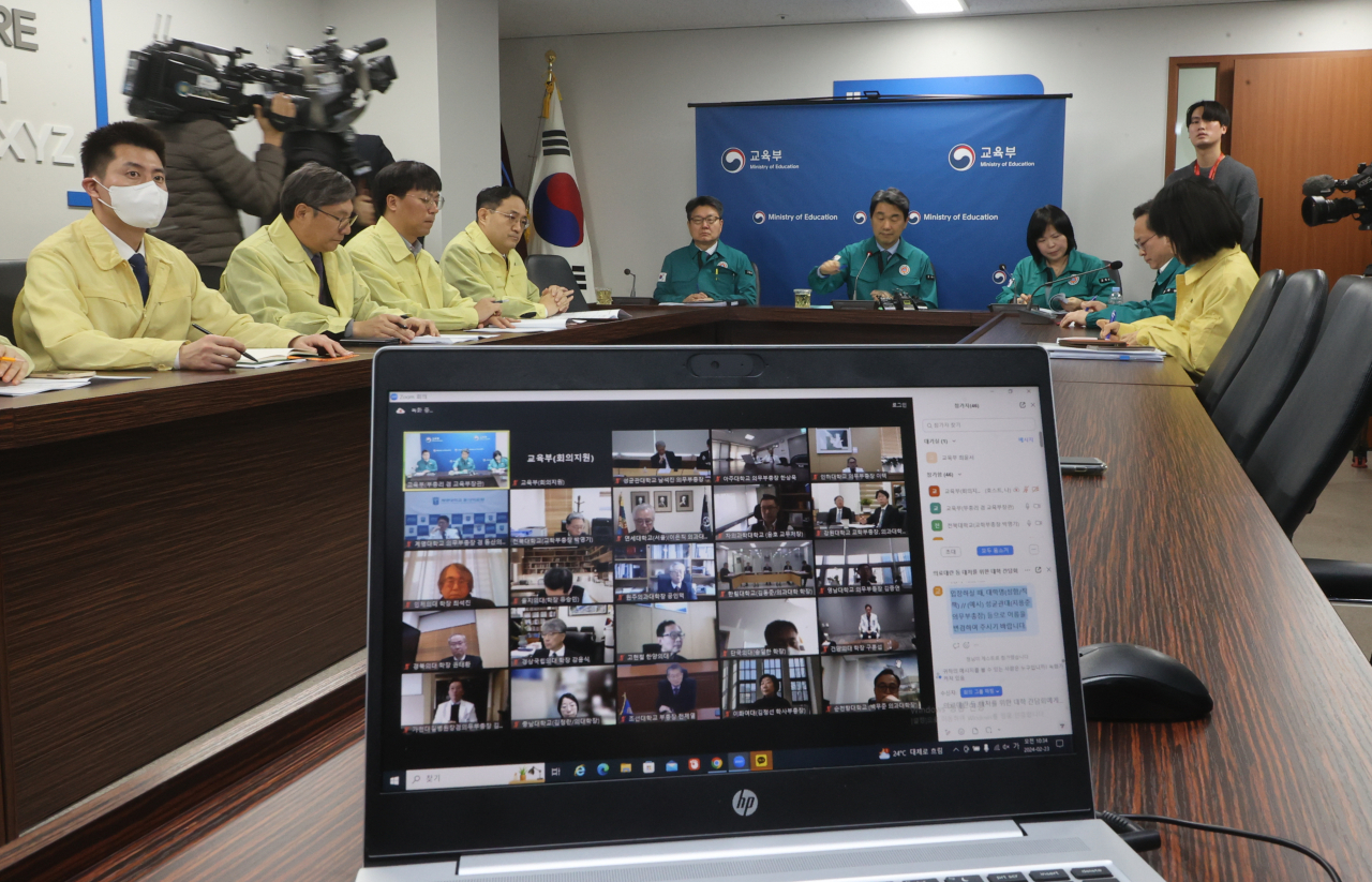 이주호 사회부총리 겸 교육부 장관이 지난 23일 서울 여의도 한국교육시설안전원에서 의과대학 운영대학 간담회를 열고 있다. [연합]