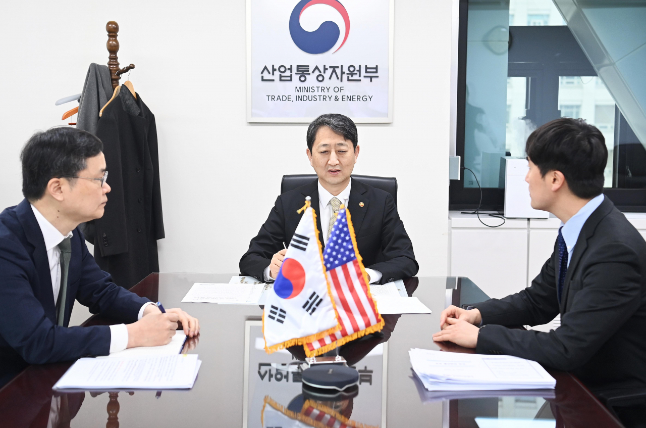 안덕근(가운데) 산업통상자원부 장관이 27일 오전 정부서울청사 집무실에서 지나 레이몬도 미국 상무부 장관과 유선으로 회담을 주재, 양국 간 산업·통상 협력방안을 논의하고 있다.[산업통상자원부 제공]