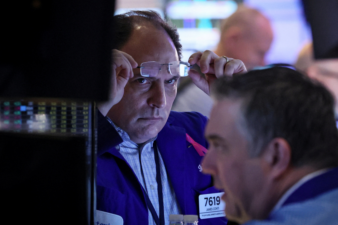 뉴욕 주식시장(NYSE)에서 트레이더들이 차트를 보고 있다. [로이터]
