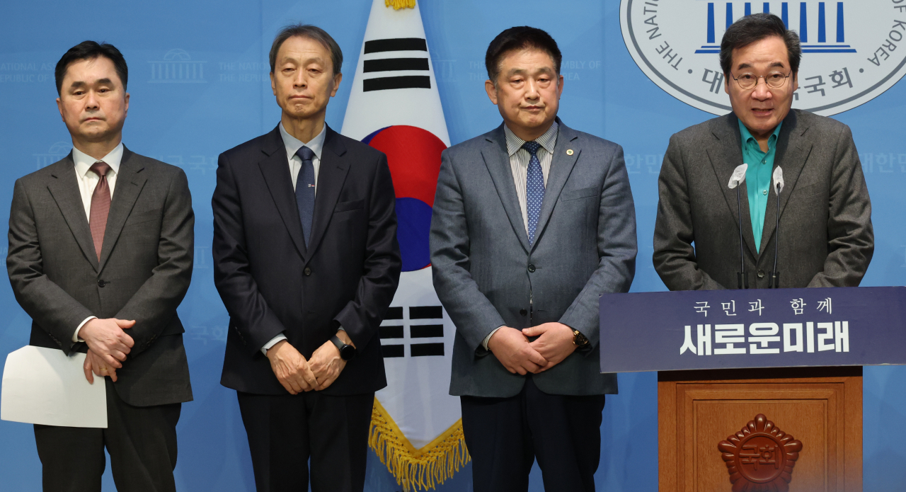 이낙연 새로운미래 공동대표가 27일 국회에서 인재영입 발표 기자회견을 하고 있다. 왼쪽부터 김종민 공동대표, 조종묵 전 소방청장, 김성용 방재문화진흥원장. [연합]