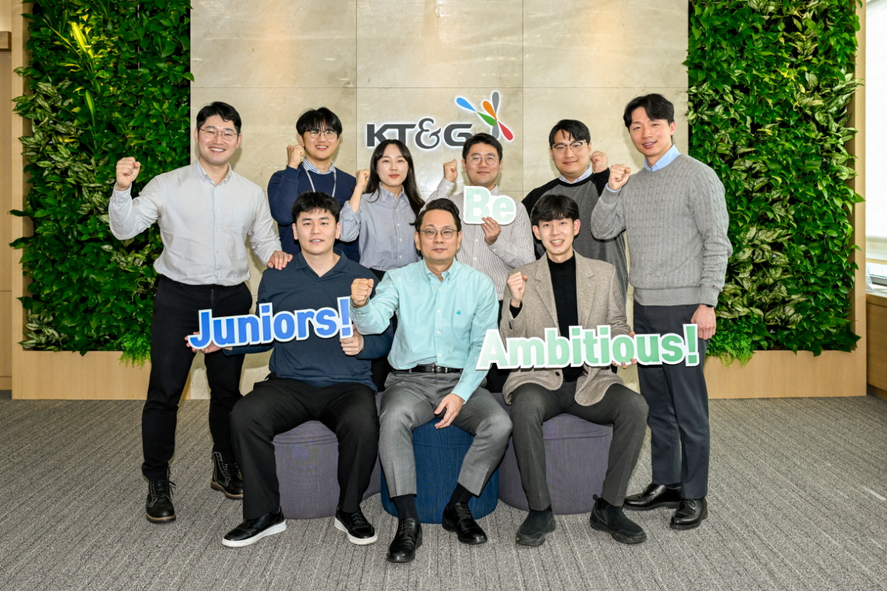 방경만(앞줄 가운데) KT&G 수석부사장과 차세대 리더 협의체 ‘상상주니어보드 3기’ 구성원이 해단식에서 기념사진을 촬영하고 있다. [KT&G 제공]