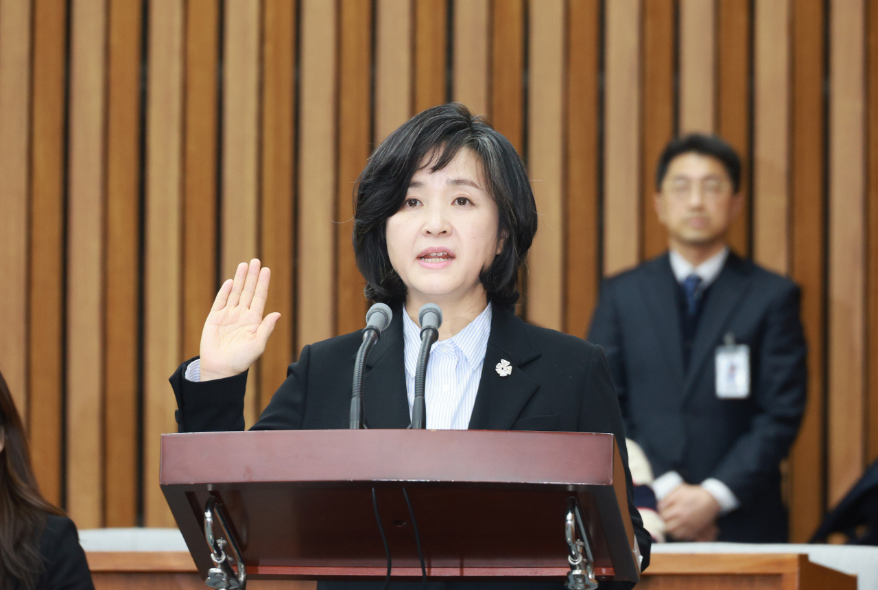 신숙희 대법관 후보자가 27일 오전 국회인사청문특별위원회 인사청문회에서 선서하고 있다. [연합]