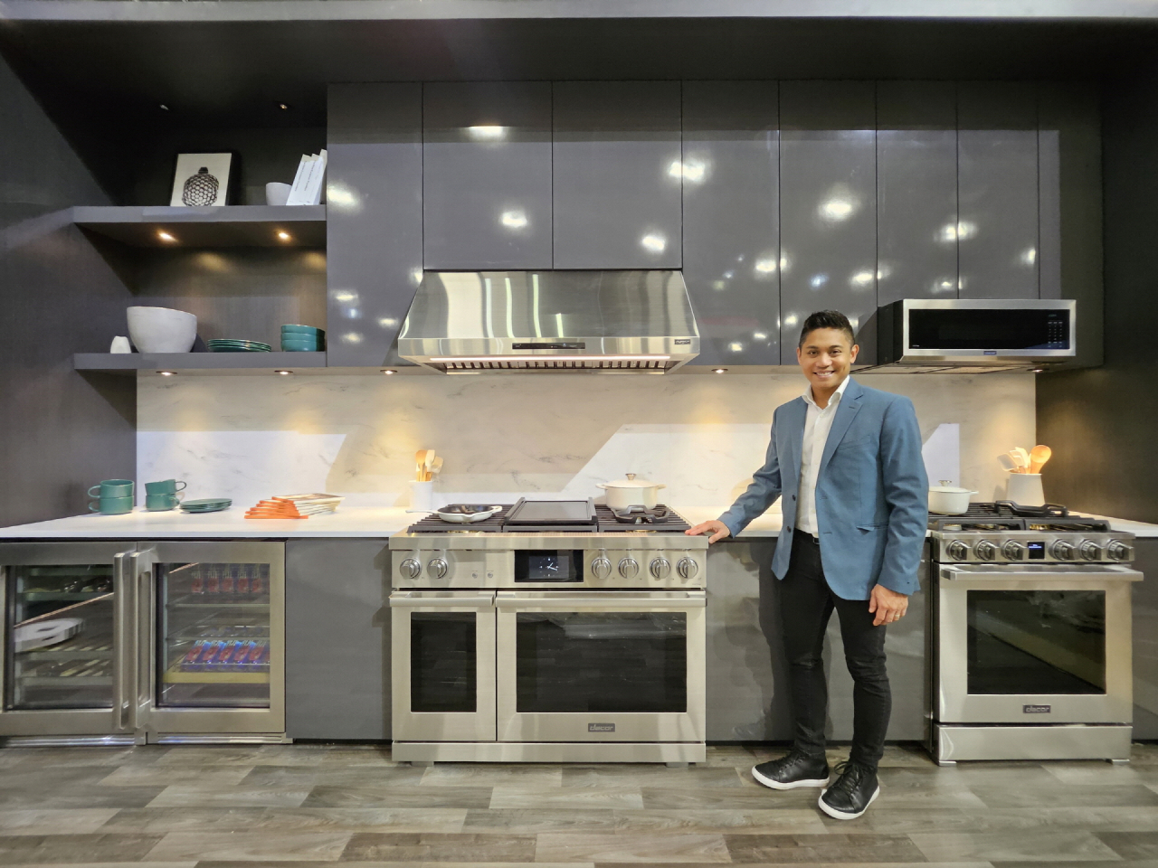 삼성전자 직원이 ‘KBIS 2024(The Kitchen & Bath Industry Show 2024)’ 삼성전자 부스에서 차별화된 AI 기능이 돋보이는 럭셔리 빌트인 주방가전 브랜드 ‘데이코’의 빌트인 라인업을 소개하고 있다. [삼성전자 제공]