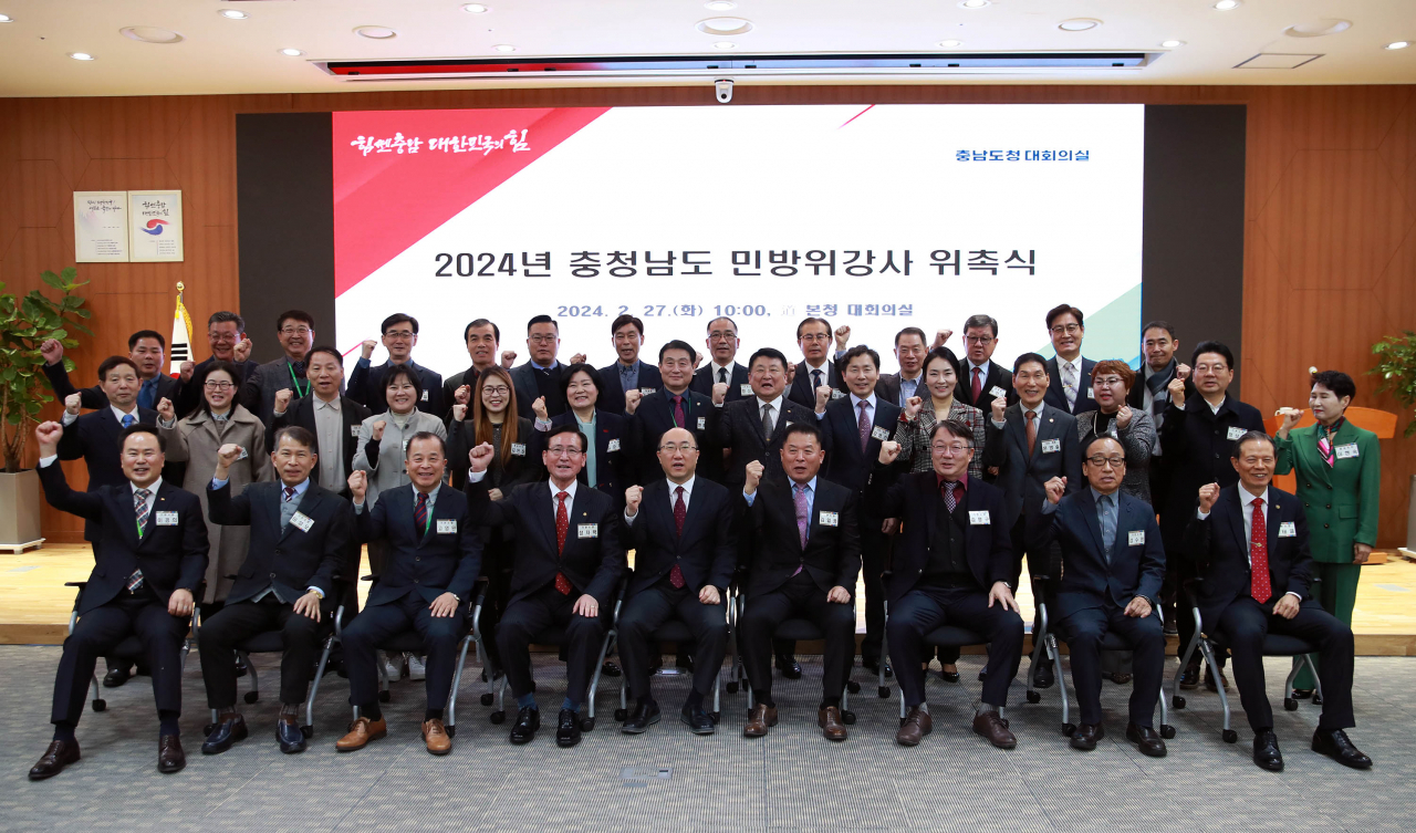 충남도는 27일 도청 대회의실에서 도내 민방위 교육을 책임질 민방위 강사 40명을 위촉했다.