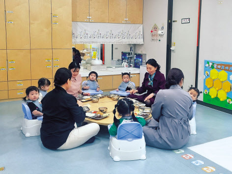 IBK인천남동사랑어린이집에서 아이들이 점심 식사를 하고 있다. 홍태화 기자