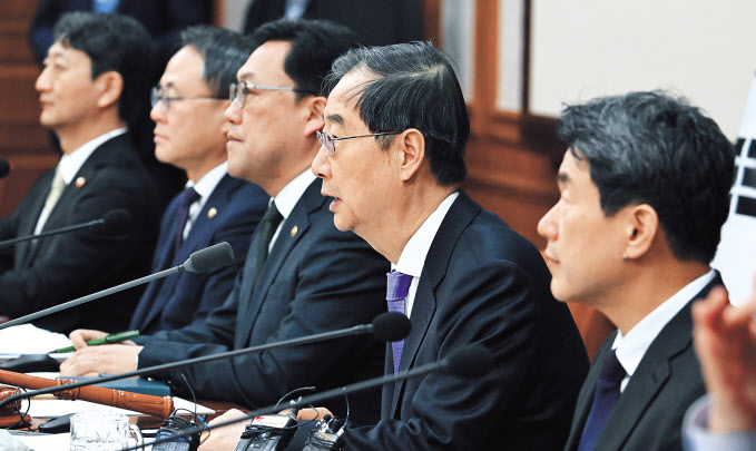 한덕수 국무총리가 27일 서울 종로구 정부서울청사에서 열린 국무회의에 참석해 모두발언을 하고 있다. 임세준 기자