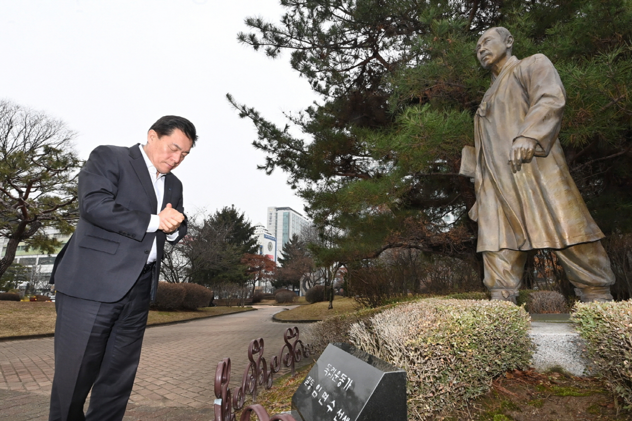 이재준 수원시장이 삼일절을 앞두고 임면수 선생 동상을 찾아 묵념하고 있다.[수웒시 제공]