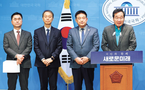 이낙연 새로운미래 공동대표가 27일 국회에서 인재영입 발표 기자회견을 하고 있다. 왼쪽부터 김종민 공동대표, 조종묵 전 소방청장, 김성용 방재문화진흥원장. [연합]