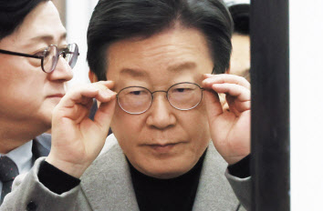 제22대 국회의원 총선거 공천을 두고 거대 여야 양당의 고심이 깊어지고 있다. 국민의힘은 너무 조용해서, 더불어민주당은 너무 시끄러워서 문제다. 사진은 지난달 26일 강원 원주시 자유시장을 방문한 한동훈(위쪽) 국민의힘 비상대책위원장과 지난 19일 국회에서 열린 더불어민주당 최고위원회의에 입장하는 이재명 대표. [연합]
