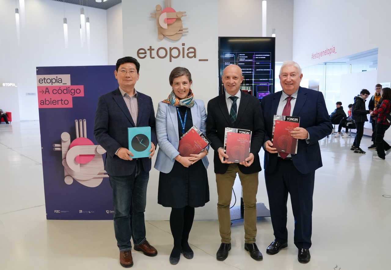 이상일 용인특례시장이 26일 스페인 사라고사시 에토피아 아트 테크놀로지 센터를 방문해 센터 관계자들과 기념촬영을 하고 있다.[용인시 제공]