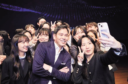 정용진 신세계그룹 부회장이 지난 23일 신세계그룹의 도심 인재개발원인 ‘신세계 남산’에서 열린 신입사원 그룹 입문교육 수료식에 참석해 신입사원들과 셀카를 찍고 있다.[신세계그룹 제공]