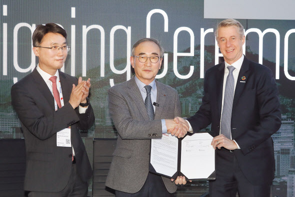 26일(현지시간) 스페인 바로셀로나 MWC 2024 전시장에서 류제명 과학기술정보통신부 네트워크정책실장(왼쪽부터), 김영섭 KT 대표, 마츠 그란리드 GSMA 사무총장 등 관계자들이 M360 APAC 서울 개최를 위한 계약 체결 후 기념촬영을 하고 있다. [KT 제공]