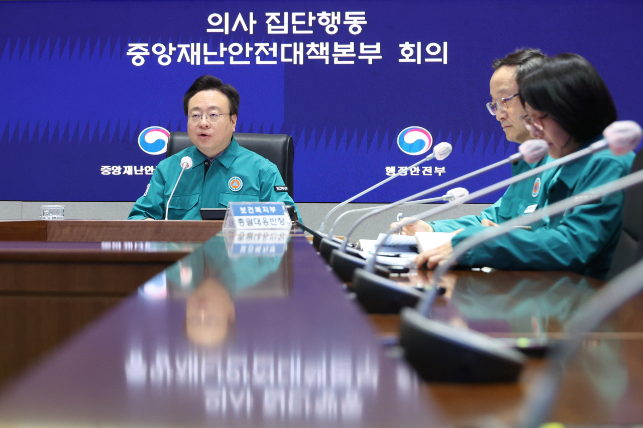 조규홍 ‘의사 집단행동 대응 중앙재난안전대책본부(중대본) 제1차장(보건복지부 장관)이 26일 오전 서울 종로구 정부서울청사에서 중대본 회의를 주재하고 있다.[연합]