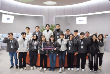 삼성강남 서비스센터 엔지니어들이 ‘2024 한국에서 가장 존경받는 기업’1위 선정을 기념해 촬영하고 있다. [삼성전자서비스 제공]