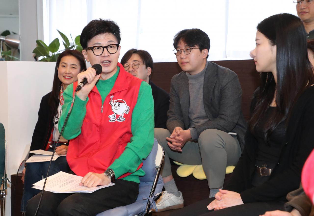 한동훈 국민의힘 비상대책위원장이 27일 서울 성동구의 한 북카페에서 '기후 미래 택배' 현장 공약을 발표하고 있다. [연합]